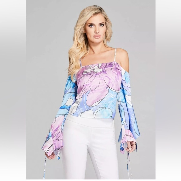 (A5) GUESS BY MARCIANO FLORAL FLOWY BLOUSE
WITH OPEN SHOULDERS
SIZE M, satin - Picture 15 of 16